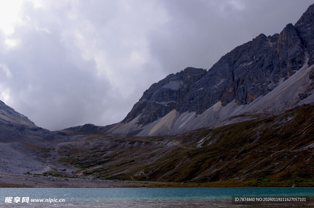 高山湖畔壮丽自然景观