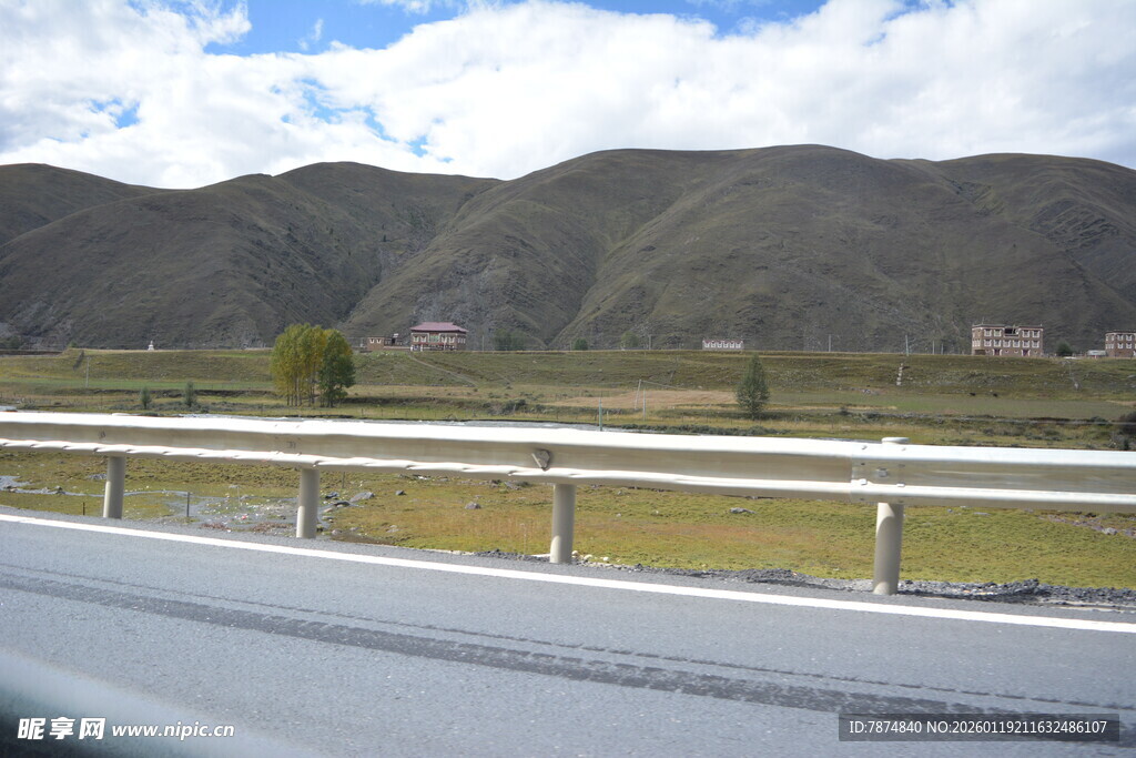 公路边的青山绿野风景