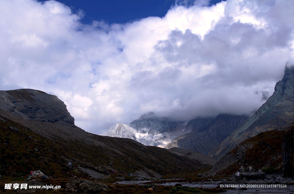 云雾缭绕的壮丽山间景色