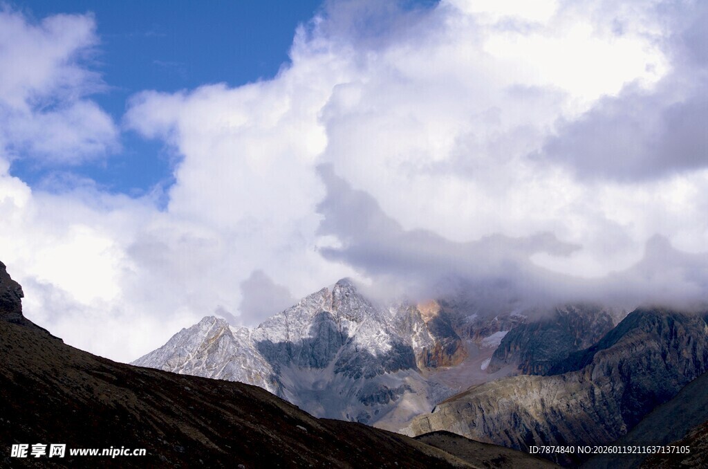 壮丽山间云海景观