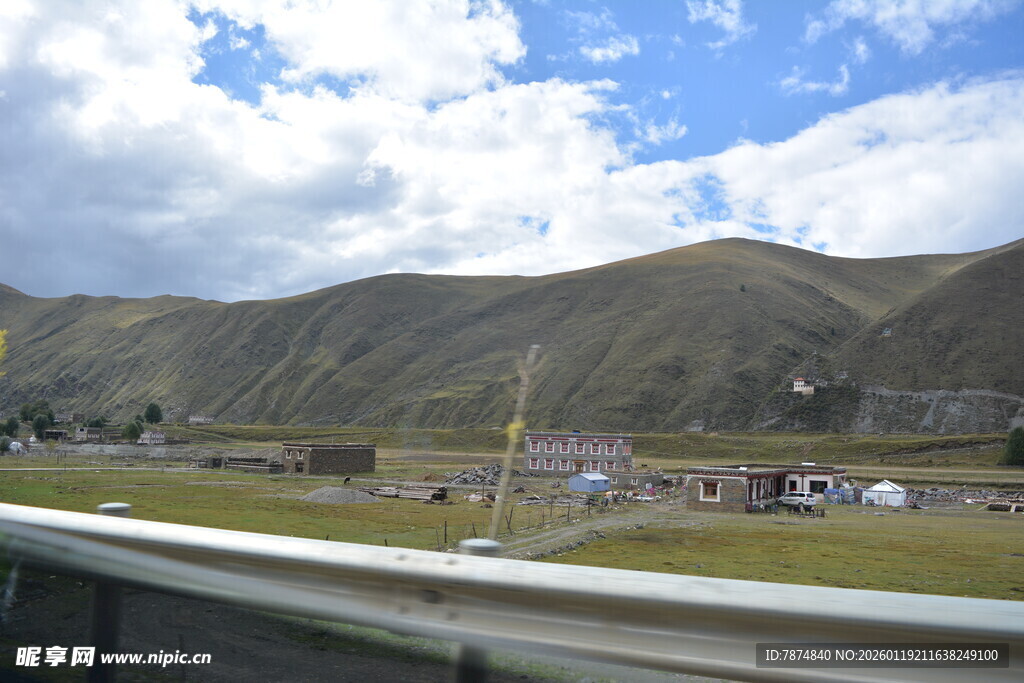 山间开阔地风景