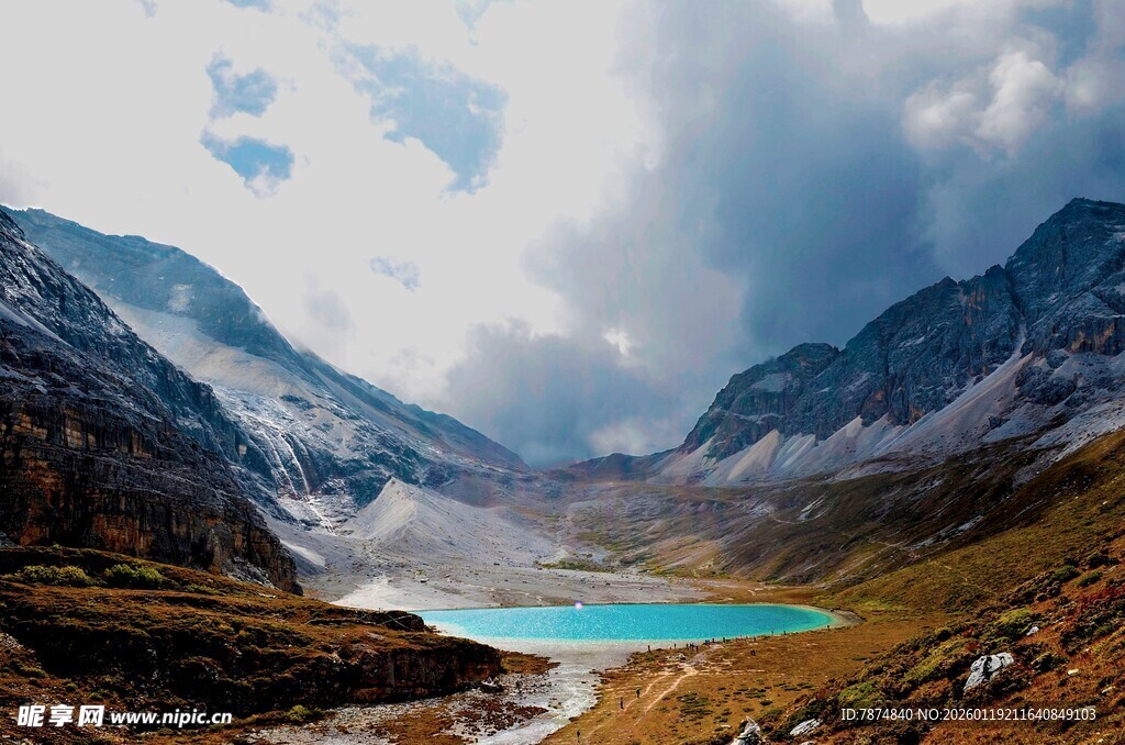 高山蓝湖壮丽自然景观