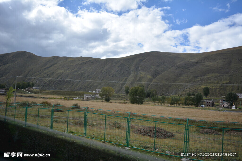 田园风光中的远山与围栏