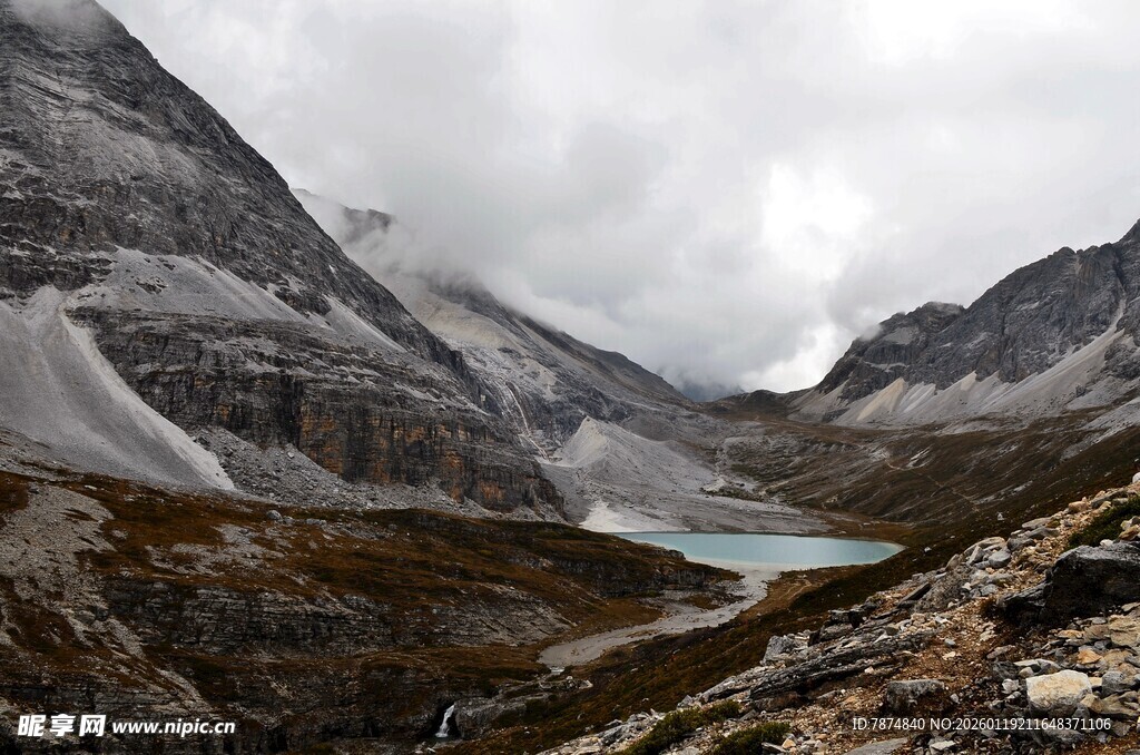 高山湖泊壮丽自然景观