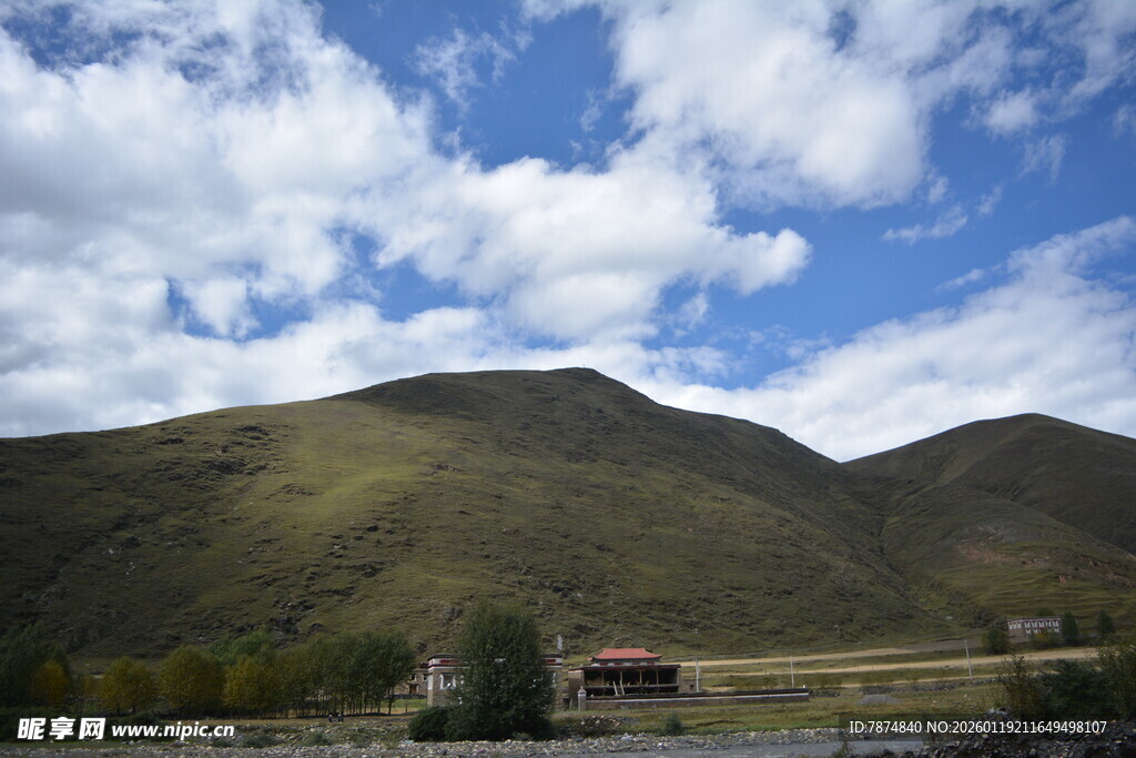 山间美景 远观小屋