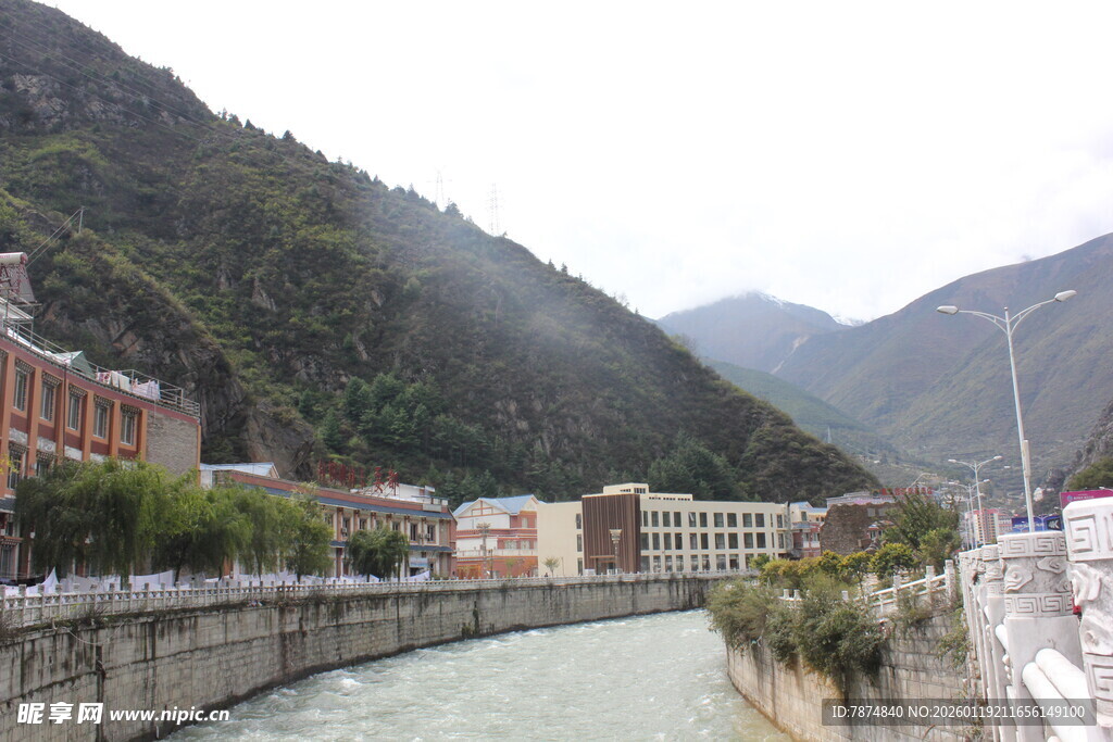 山间河畔城镇风景