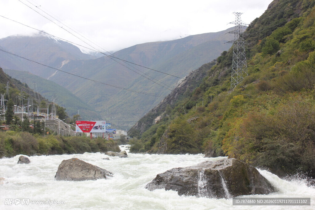 山间湍急河流与壮美景色