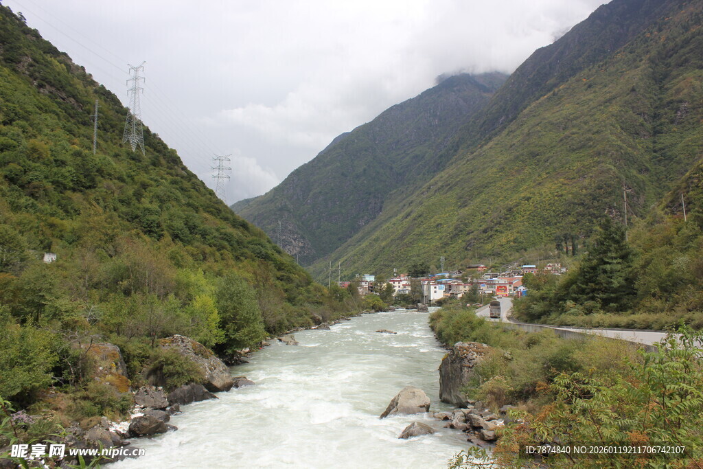 山间湍急河流旁的村落