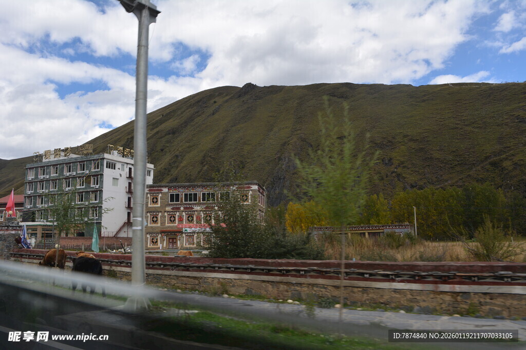 城市边的山景与建筑