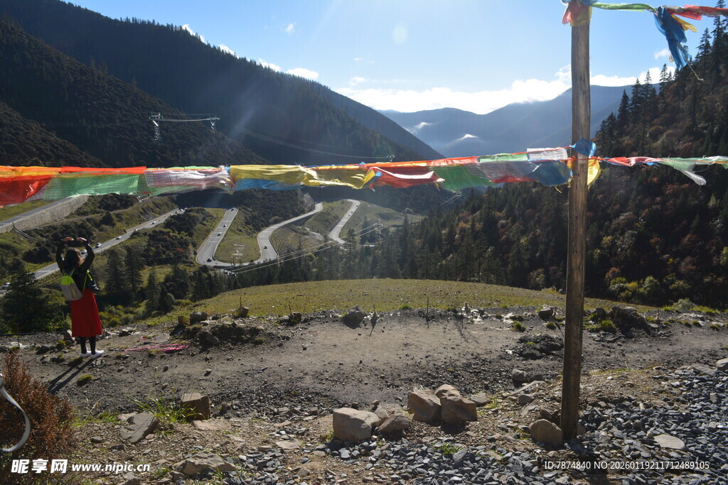 山间经幡飘扬的美丽景致