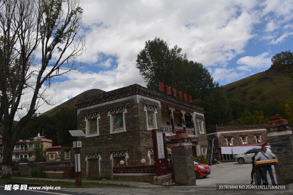 山间特色小屋前的行人