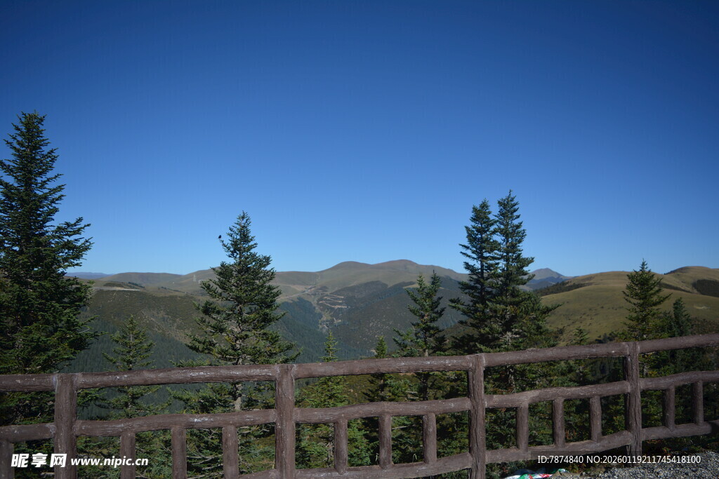 山间木栏外的秀丽景致