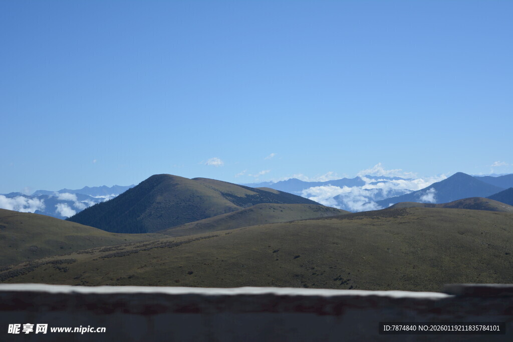 远山蓝天白云雪山美景