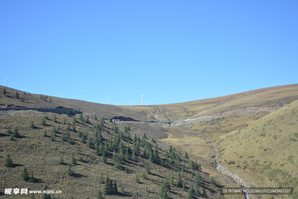 山间景色 蜿蜒小路穿行
