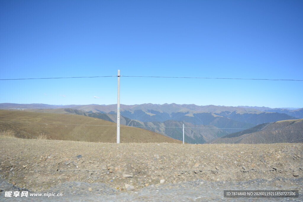 旷野中的孤杆与远山