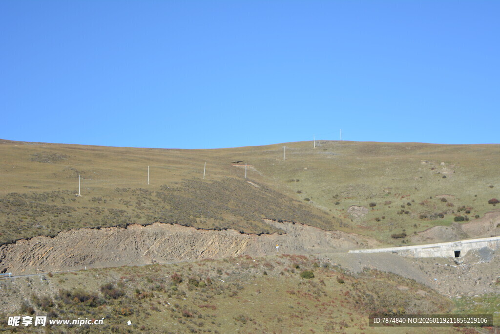 开阔山野间的蜿蜒小路