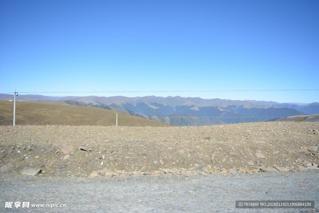 开阔公路边的蓝天远山