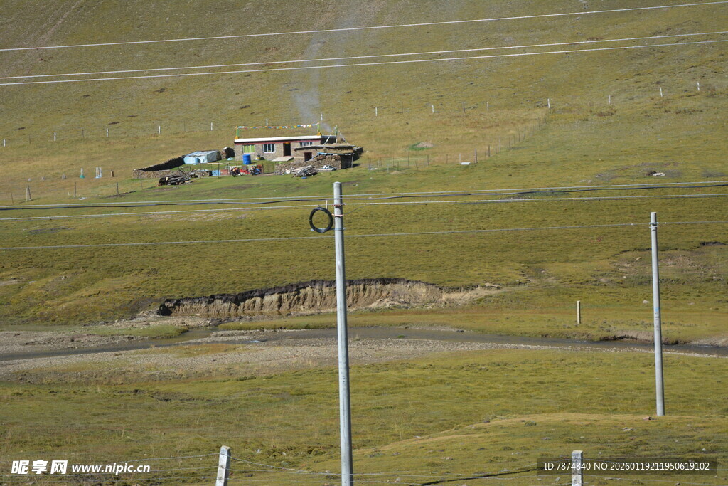 草原上的小屋与开阔风景