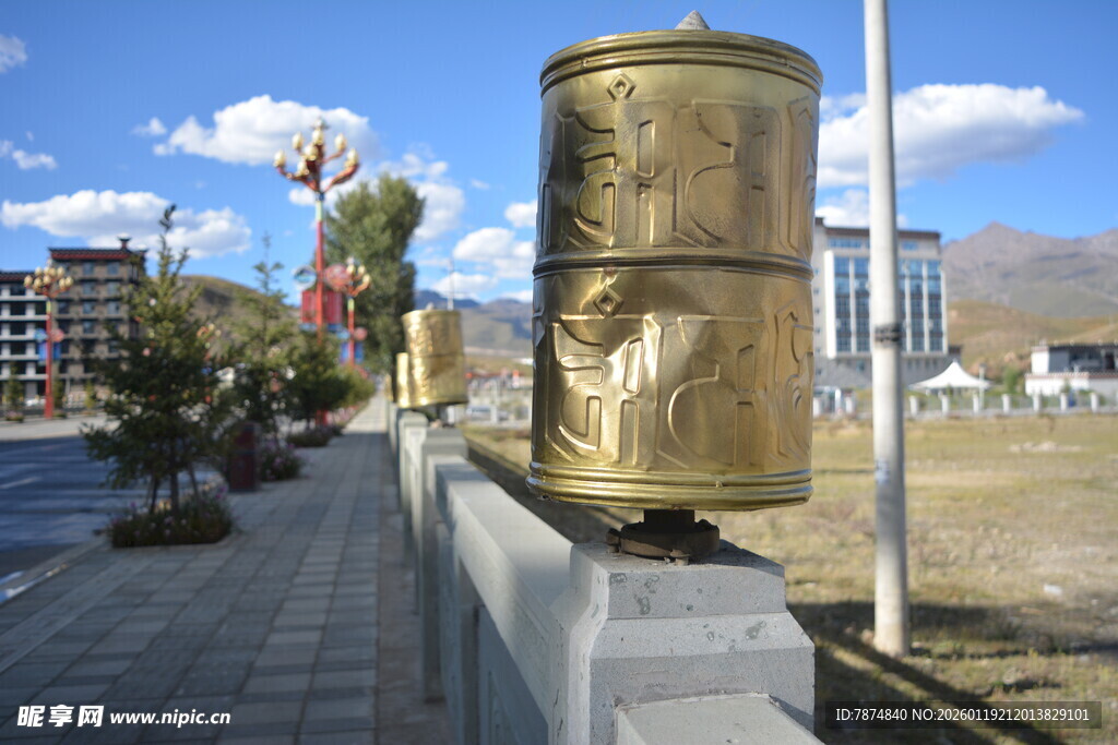 路边的金色转经筒