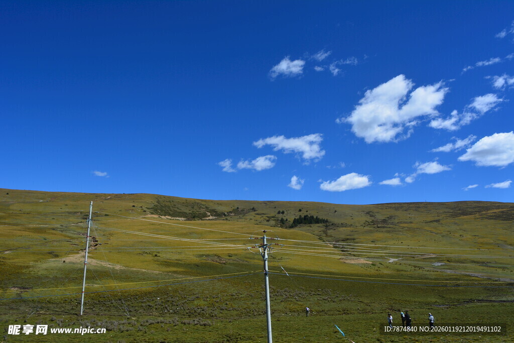 草原蓝天下的开阔景致