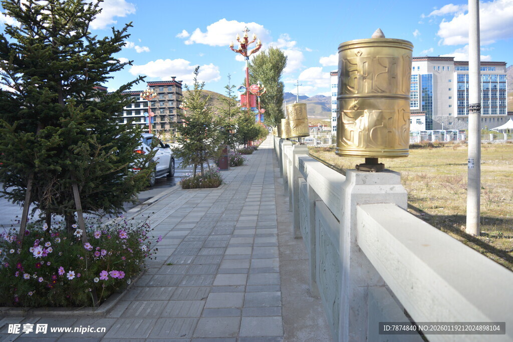 城市街道旁的景观建筑