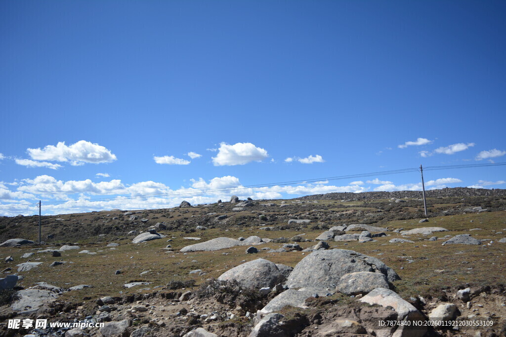 旷野蓝天 散布嶙峋岩石