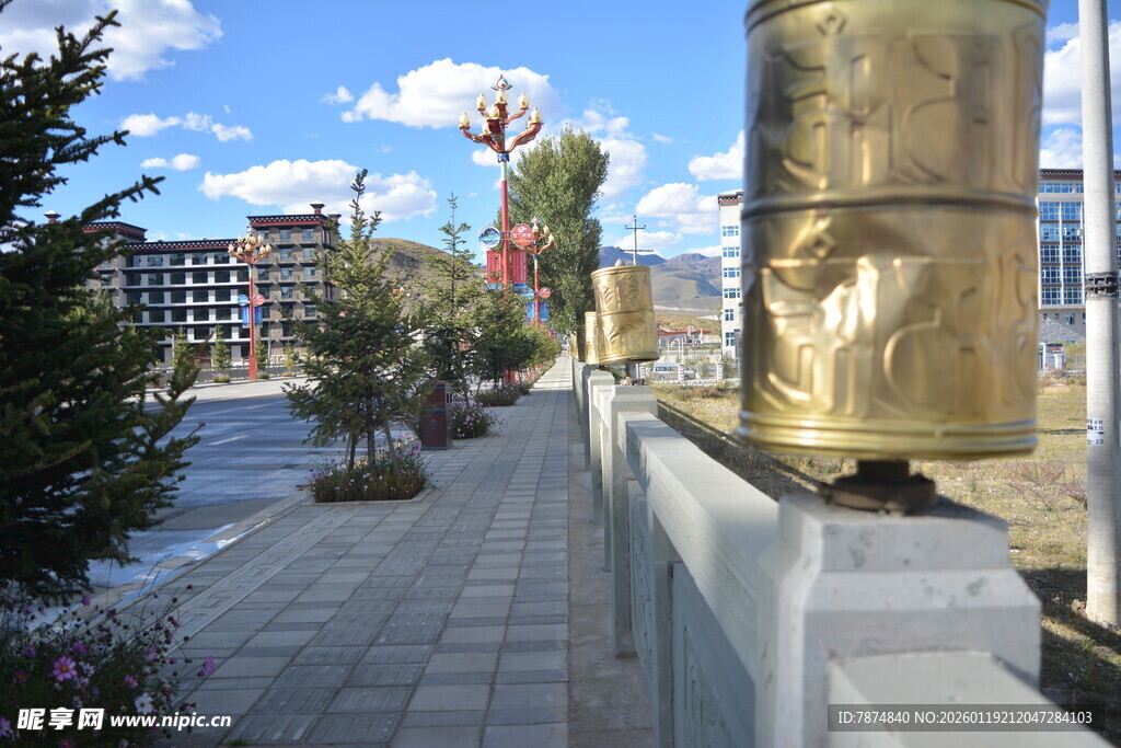 藏区转经筒旁的街道风景