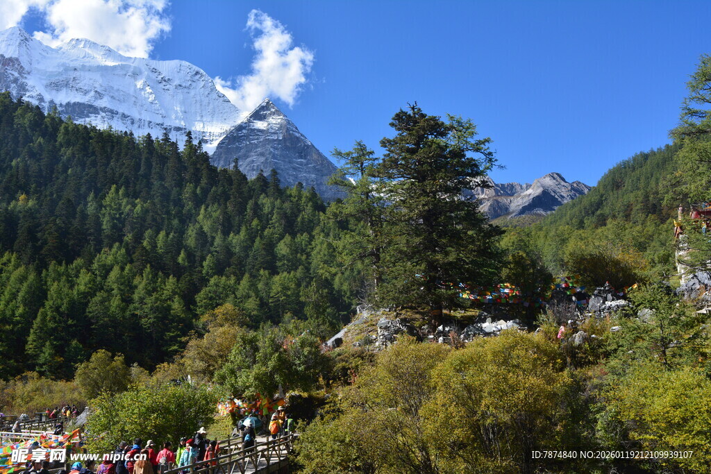山林间的徒步人群与雪山