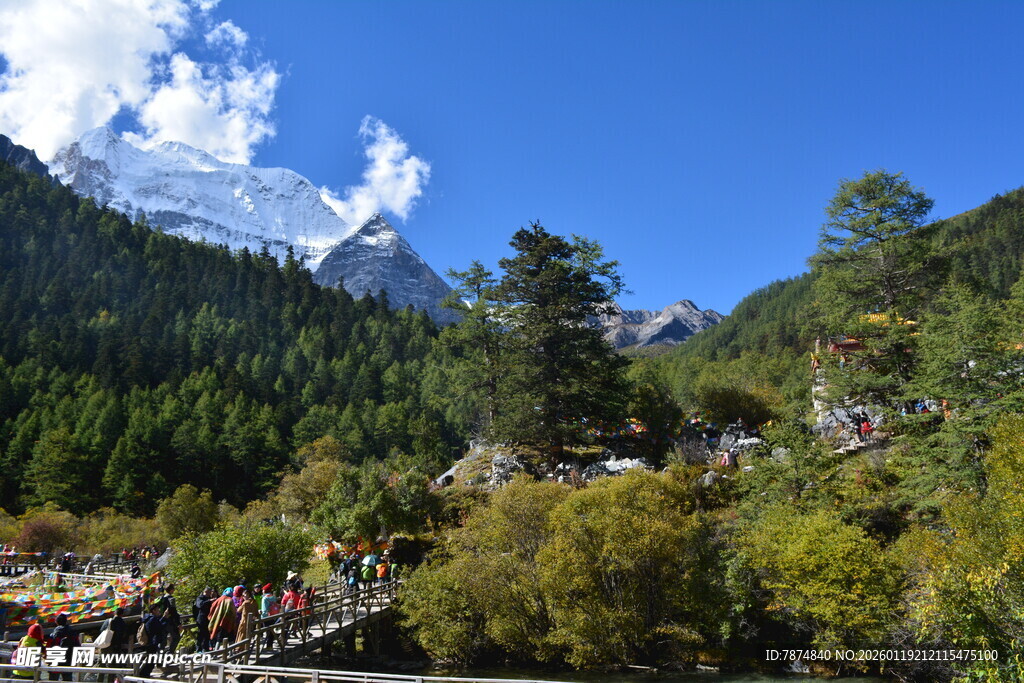 山间美景与徒步人群