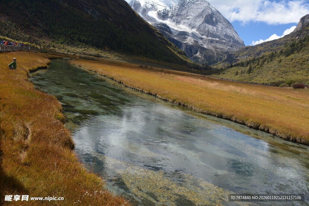 山间清澈小湖与壮丽雪山