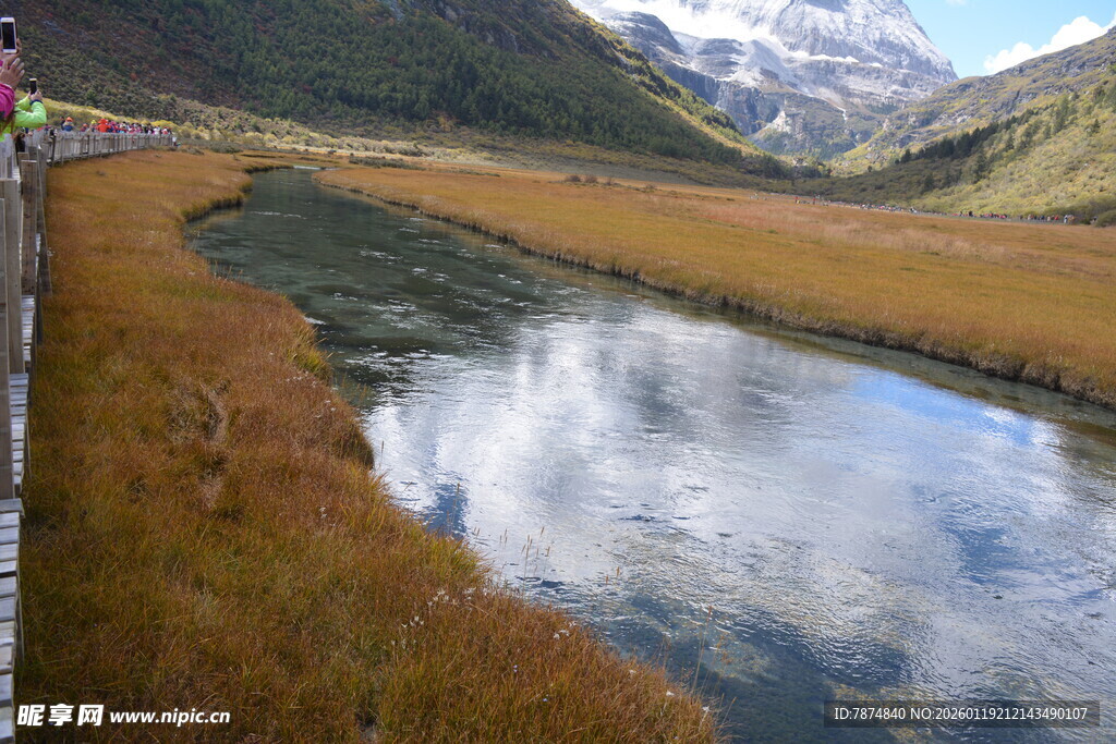 山间静美湖泊映白云