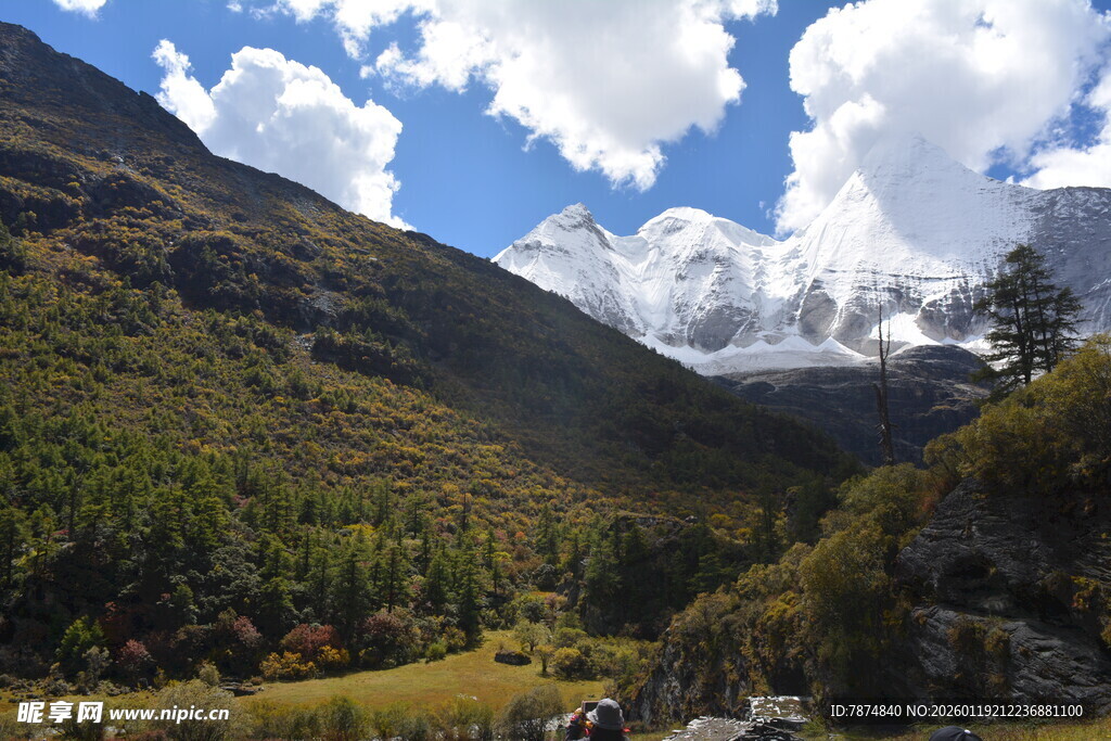 山间美景 蓝天白云映绿野