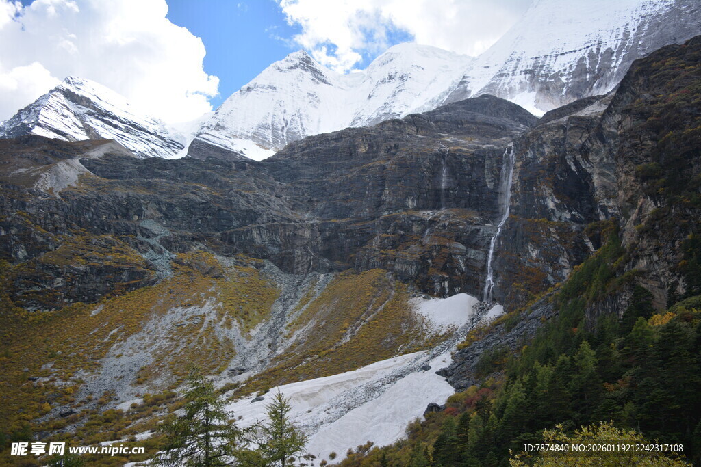 壮丽高山雪景自然景观 稻城亚丁
