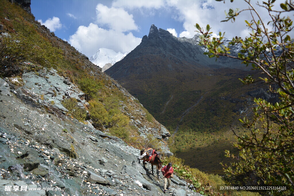 山间徒步者攀登崎岖山路