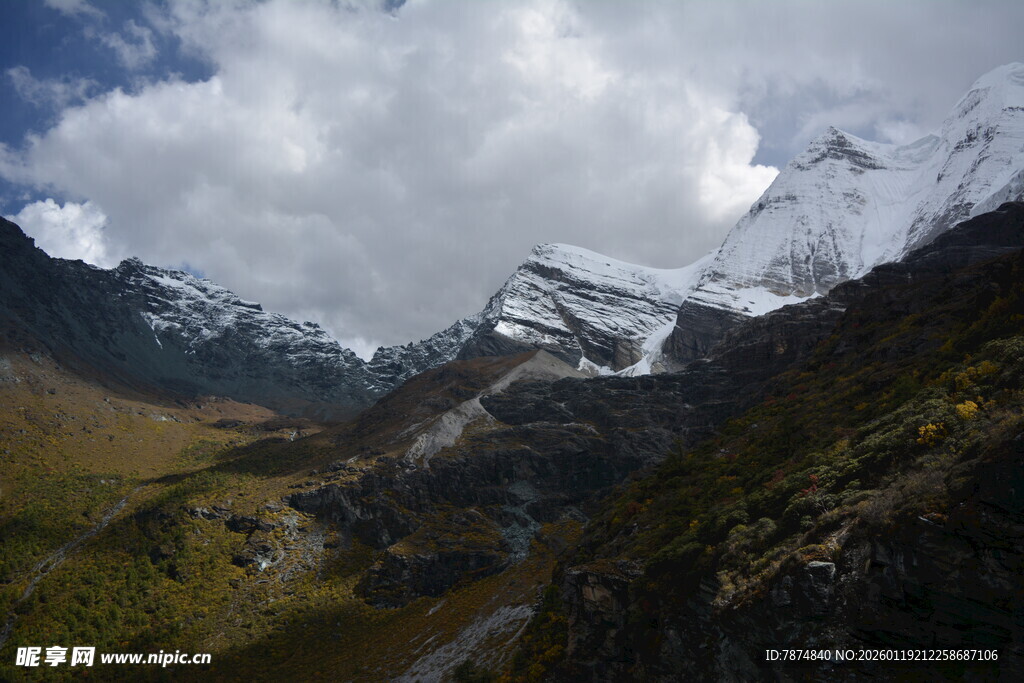 雪山山谷壮丽景观 稻城亚丁