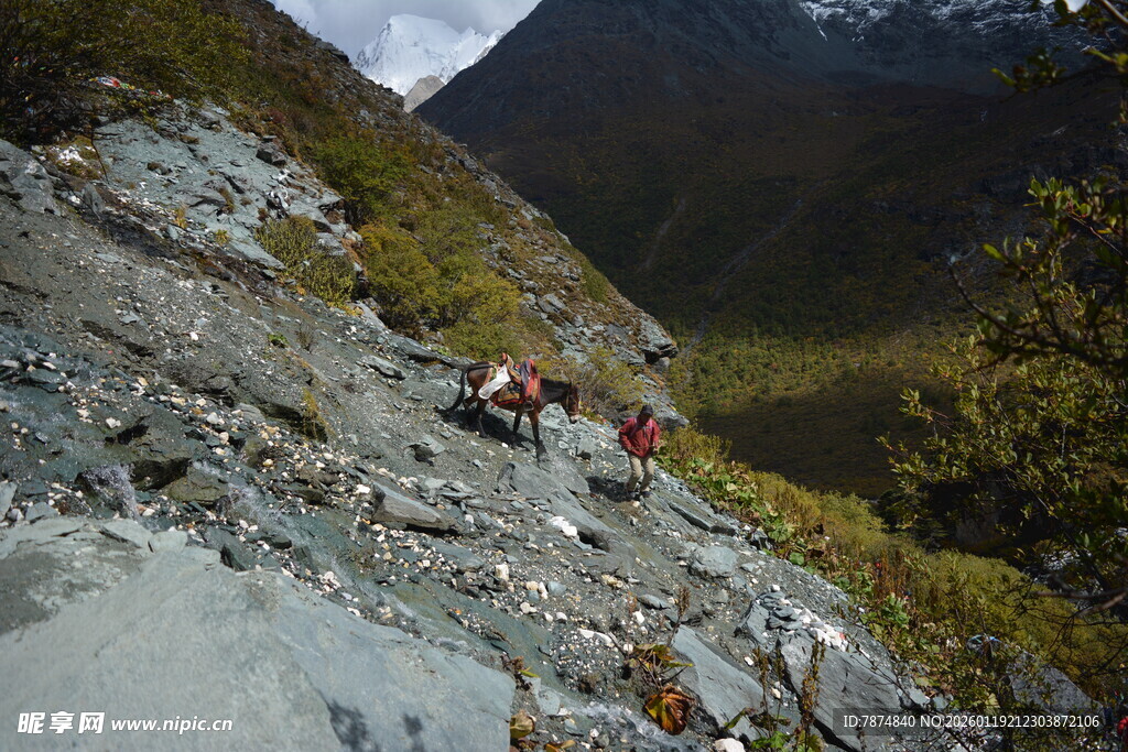 户外登山者攀爬陡峭山坡