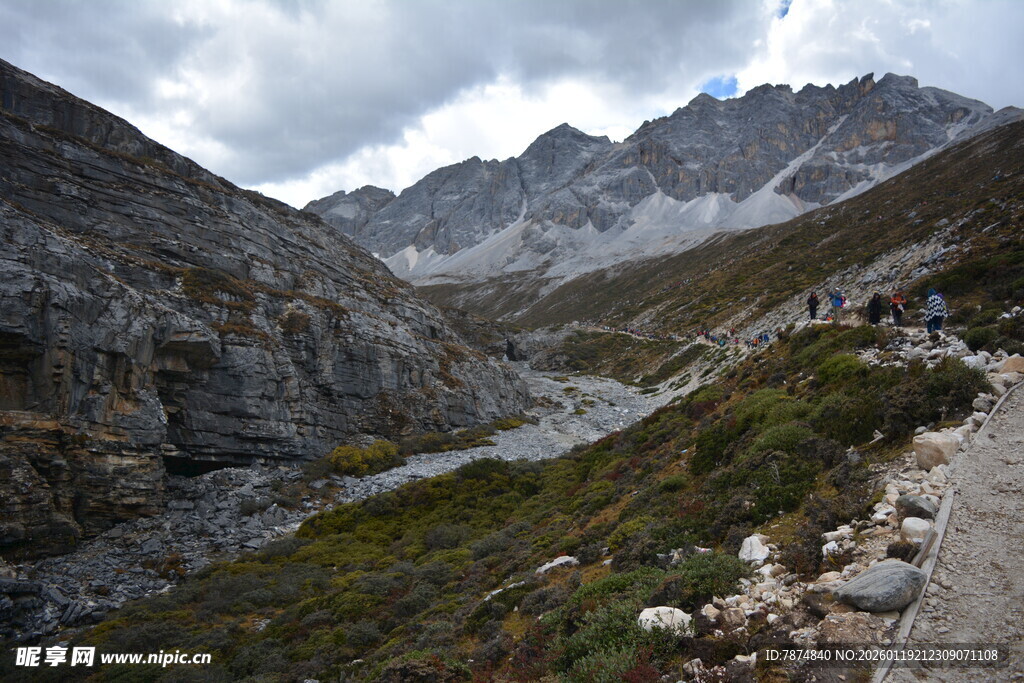 山间徒步小径 壮丽山景