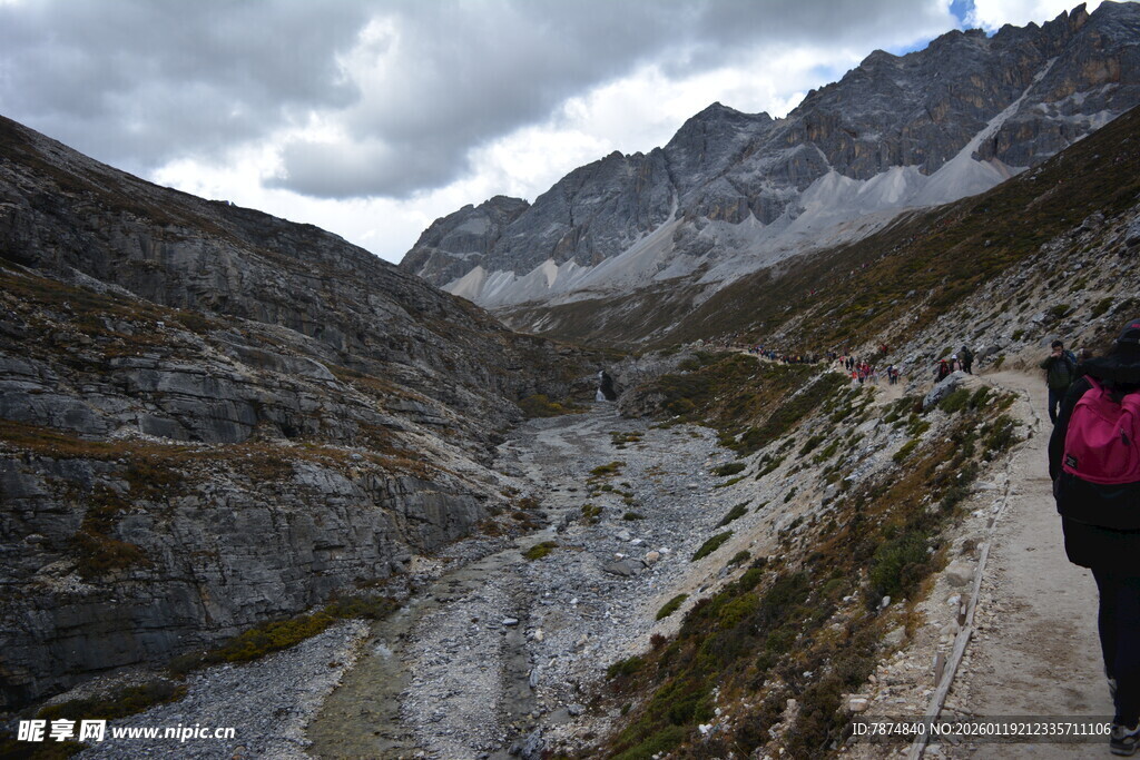 徒步者穿行于山间小道 稻城亚丁