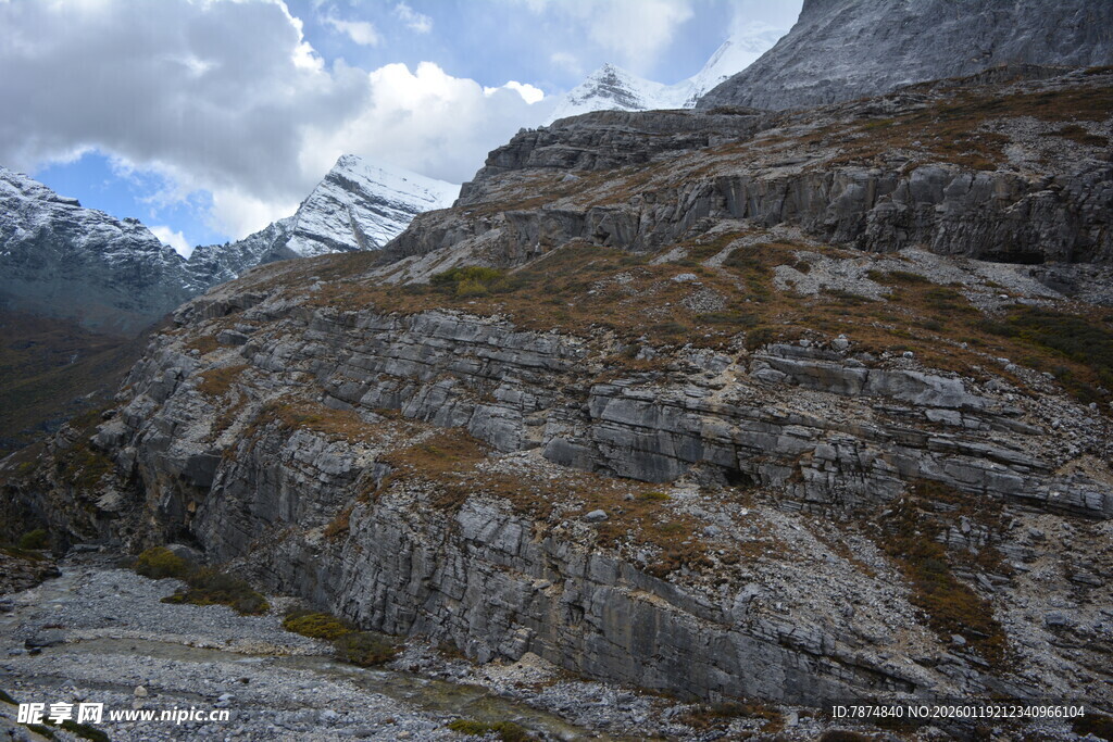 壮丽山景 岩石与天空交织