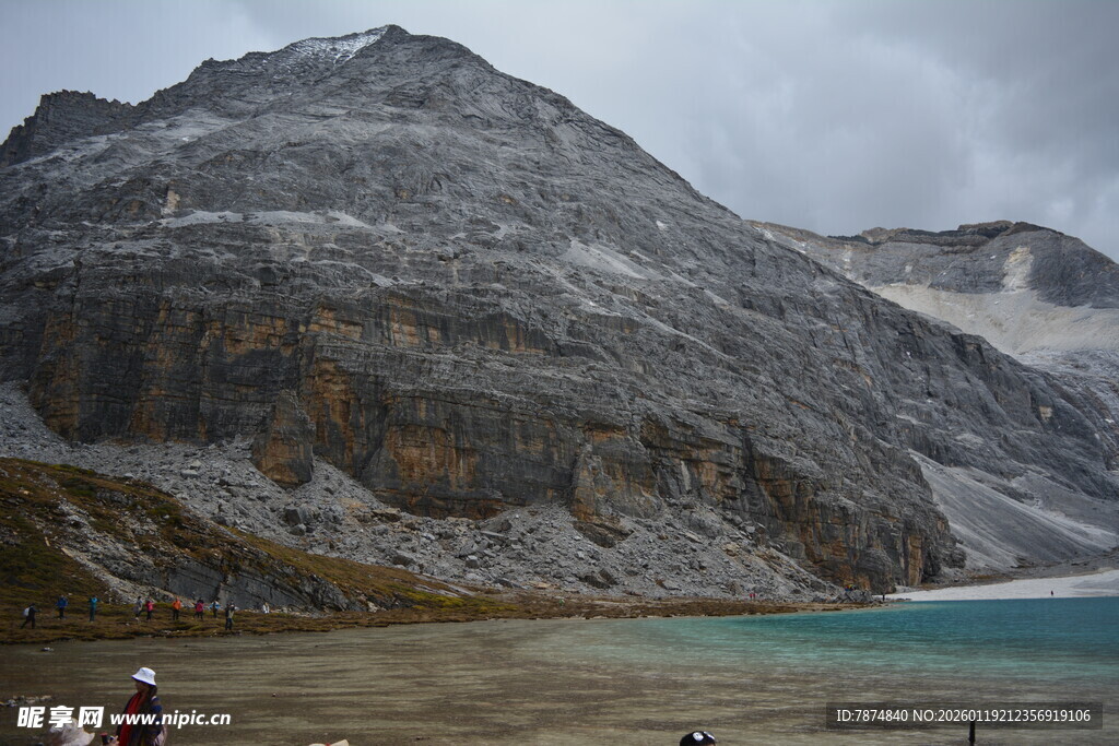 雪山下的蓝湖美景 稻城亚丁