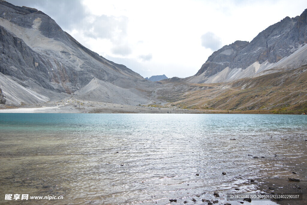 高山下的静谧湖泊 稻城亚丁
