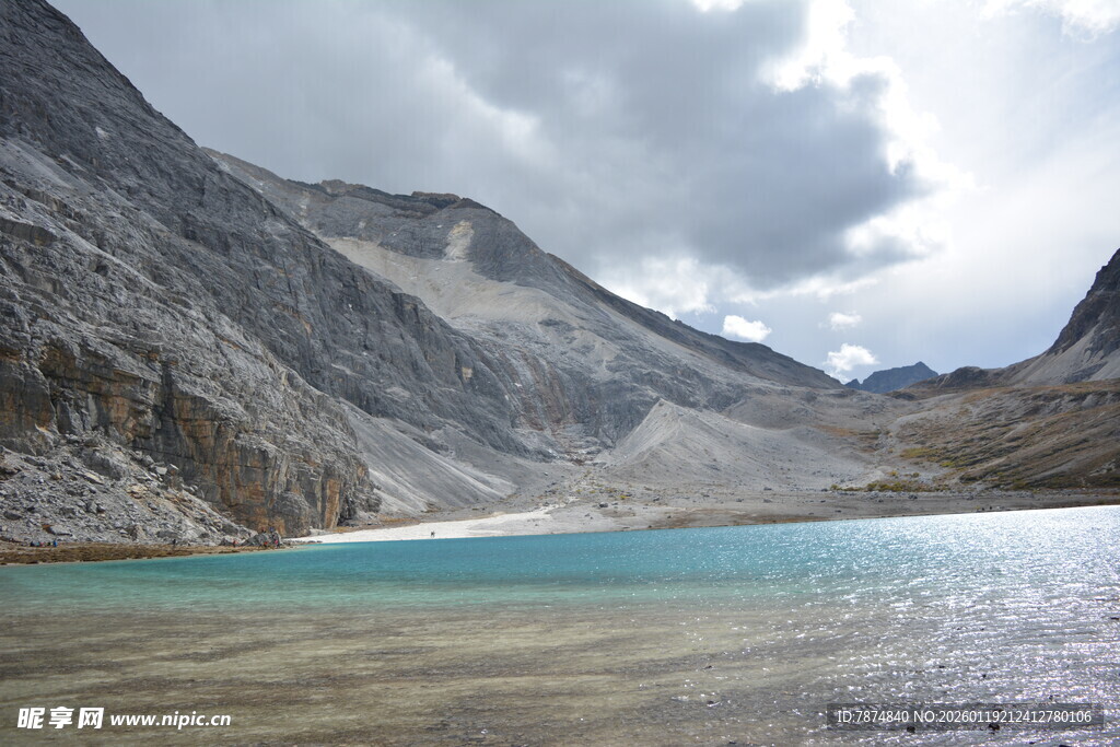 高山下的澄澈湖泊 稻城亚丁