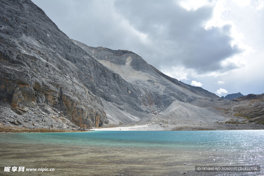 高山下的澄澈蓝湖 稻城亚丁