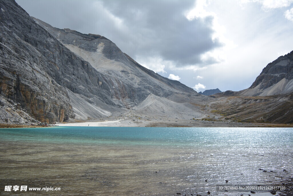 高山下的澄澈湖泊 稻城亚丁