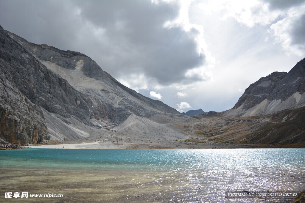 高山下的静谧蓝湖 稻城亚丁