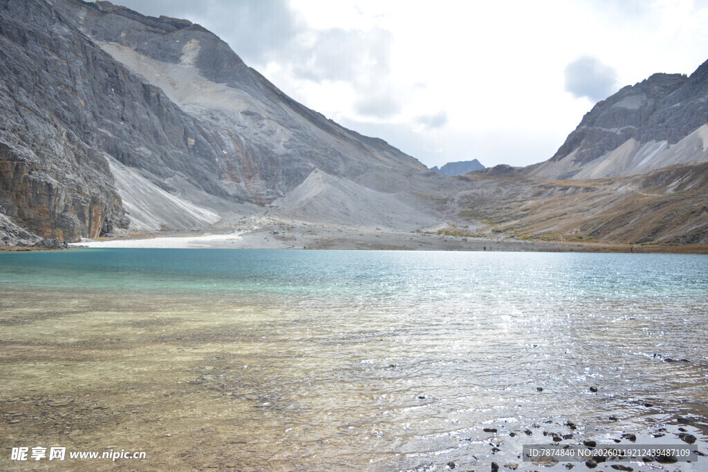 高山下的清澈湖泊 稻城亚丁