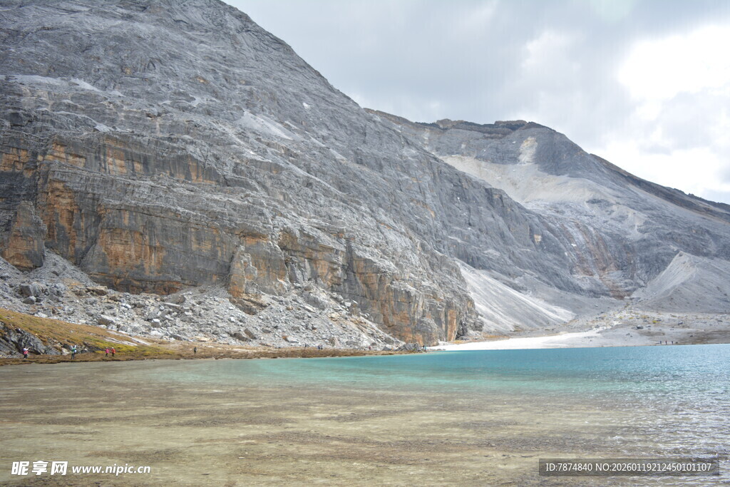 高山下的碧色湖泊 稻城亚丁