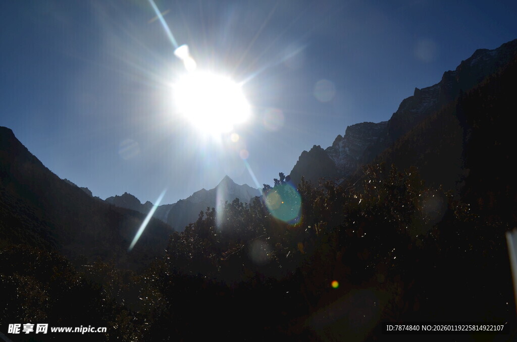 山间阳光闪耀美景