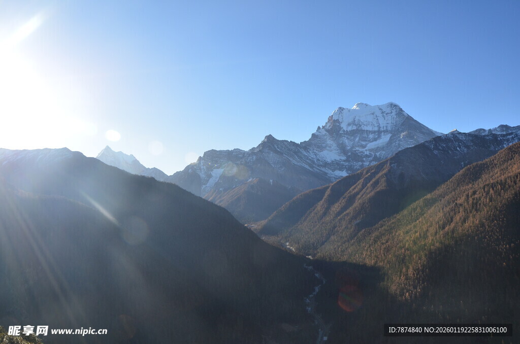 壮丽雪山晨光美景