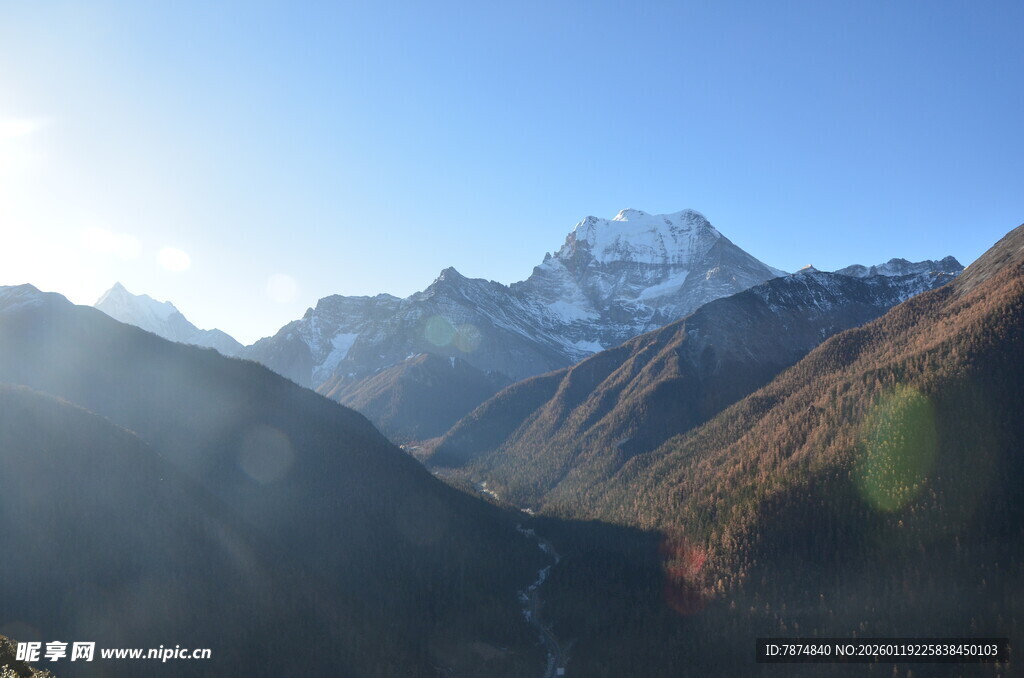 壮丽雪山山谷美景